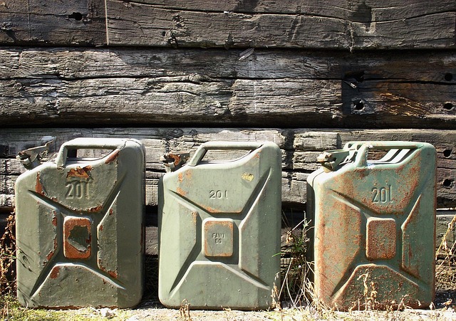 wilhei-petrol-cans-708568_640